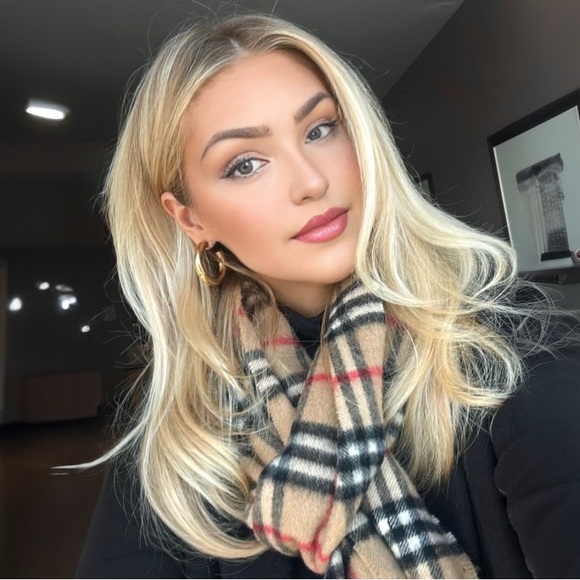 Meet your Posher: Skye ✨ - Picture 3 of 5